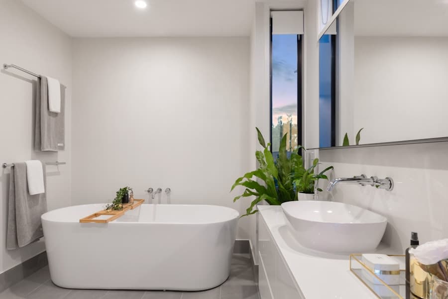 Moderne badkamer met lichte tegels en warme details